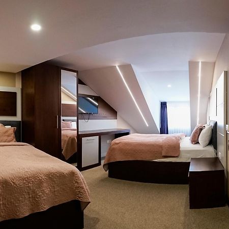 Hotel Prizreni エクステリア 写真