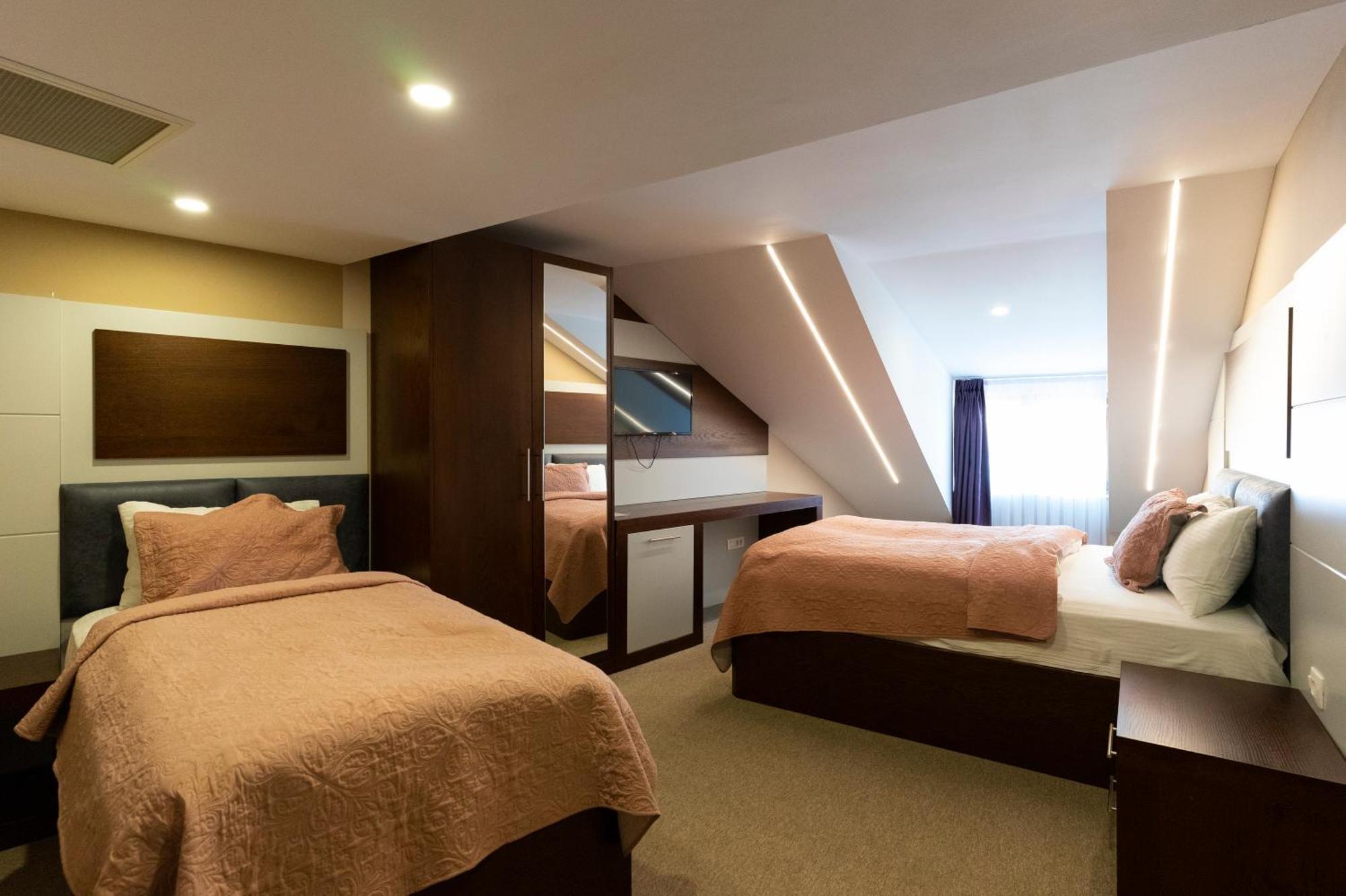 Hotel Prizreni エクステリア 写真