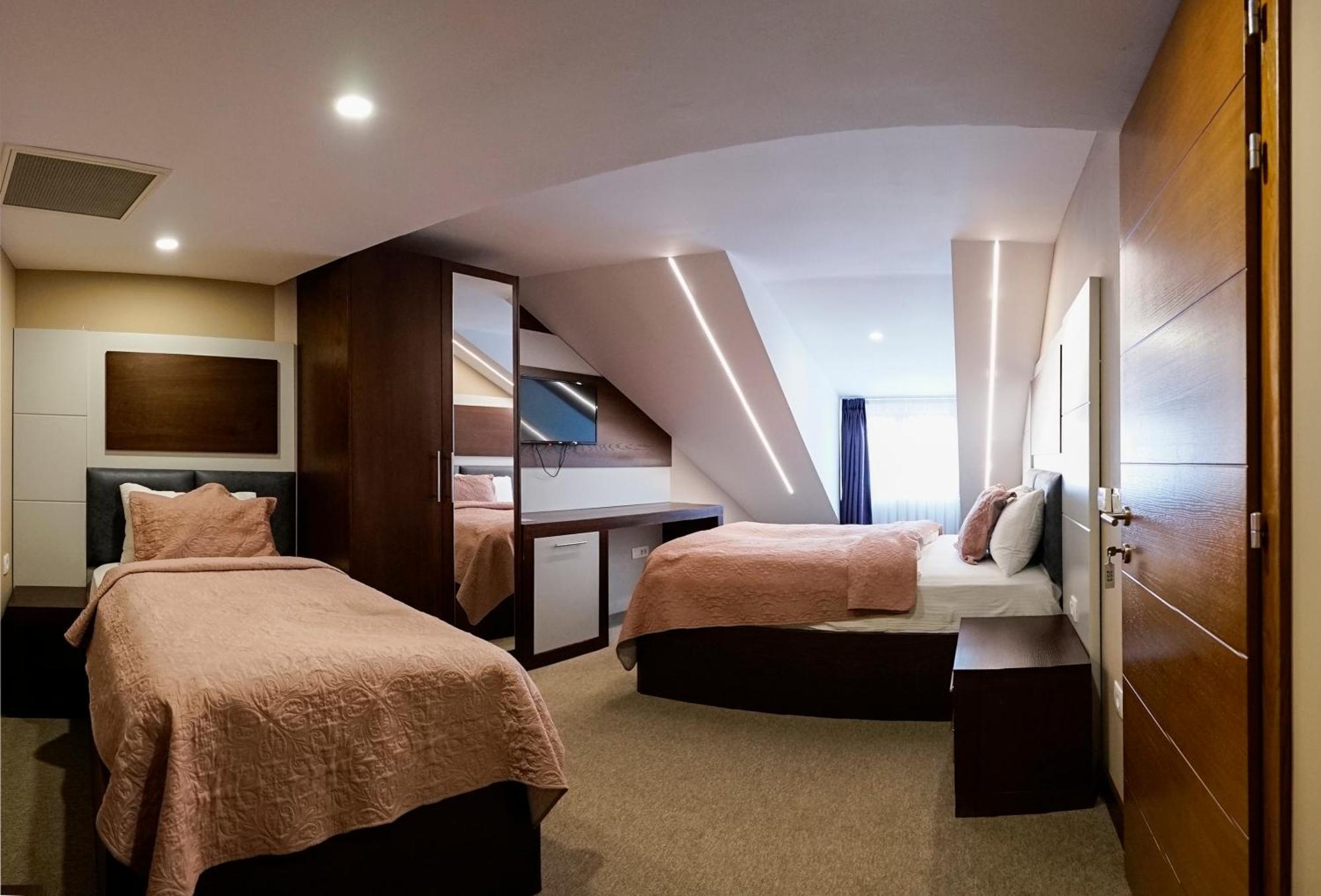 Hotel Prizreni エクステリア 写真